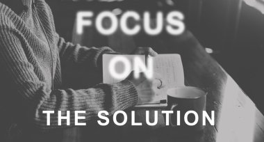 kafede kahve içme kız