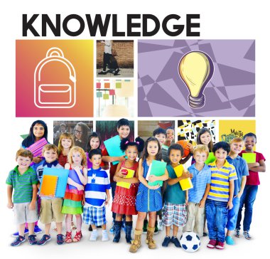 Gülümseyen şirin farklı çocuklar