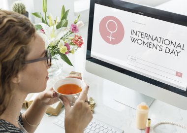 çay bardağı tutan kadın