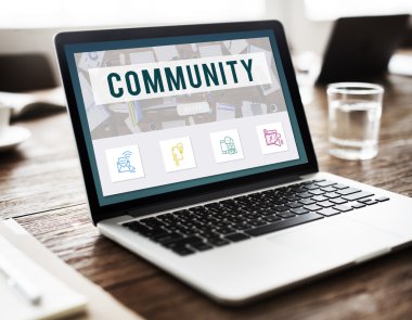 ahşap masa üstünde açılan laptop