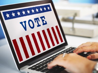 Dizüstü bilgisayarda yazan kadın klavyesi