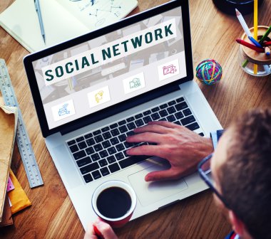 dizüstü bilgisayar kullanan adam