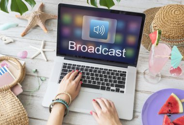 Dizüstü bilgisayar kullanan kadın