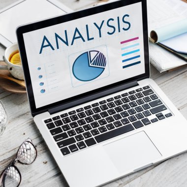 ekrandaki bilgileri ile dizüstü bilgisayar