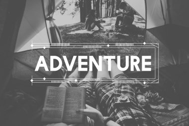 arkadaşlar çadırda rahatlatıcı 