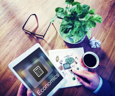 Tablet kullanan adam 