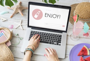 Dizüstü bilgisayarla çalışan kadın.