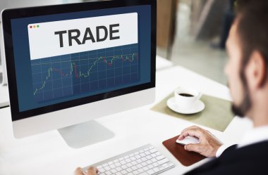 bilgisayarla çalışma iş adamı