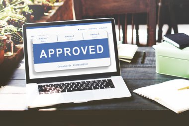 çalışma alanı tablo üstünde laptop  