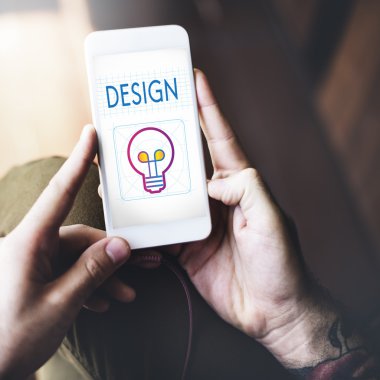 Cep telefonu kullanan adam