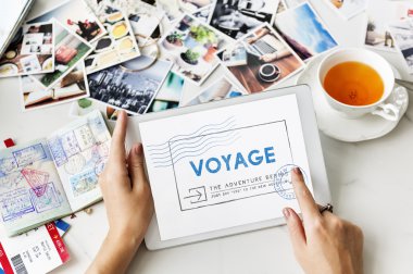 Dijital tablet ellerde ile kız