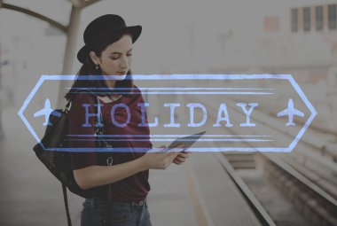 Dijital aygıt kullanan genç kadın