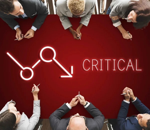  İnsanlar beyin fırtınası, tartışmak ve planlama