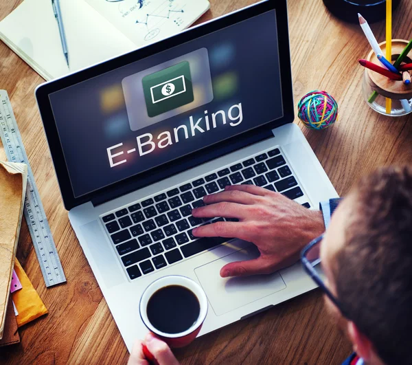 Biznesmen z wykorzystaniem koncepcji E-Banking — Zdjęcie stockowe