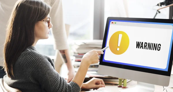 Mulher mostrando no monitor com aviso — Fotografia de Stock