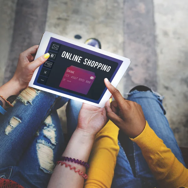 Niñas estudiantes usando tableta digital — Foto de Stock