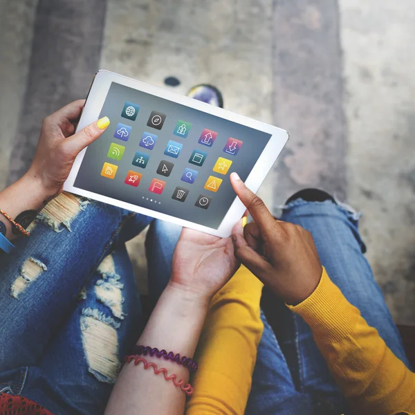 Dijital tablet kullanan kız öğrenciler — Stok fotoğraf