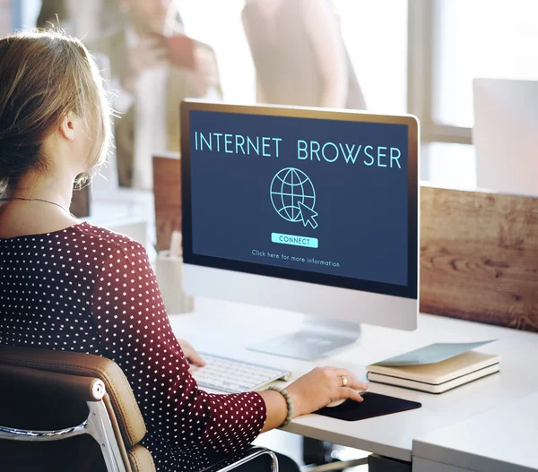 Geschäftsfrau arbeitet am Computer mit globalem Browser — Stockfoto