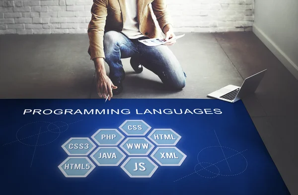 Affärsman som arbetar med programmering språk — Stockfoto