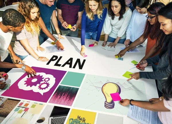 Öğrenci çalışma masasında çeşitlilik grubu