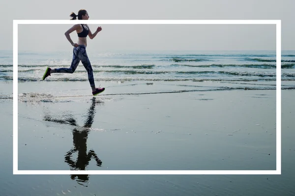 Mujer en polainas corriendo en la playa — Foto de Stock