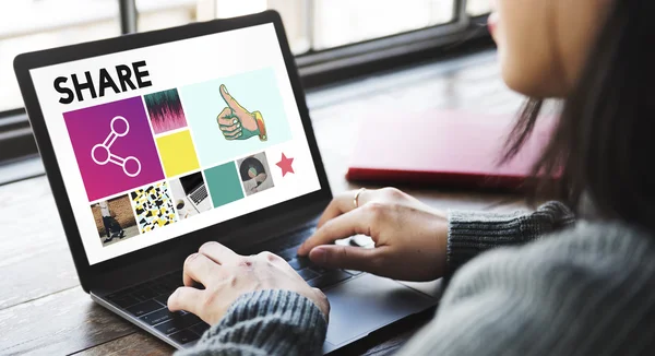 Ragazza in caffè navigando con il computer portatile — Foto Stock