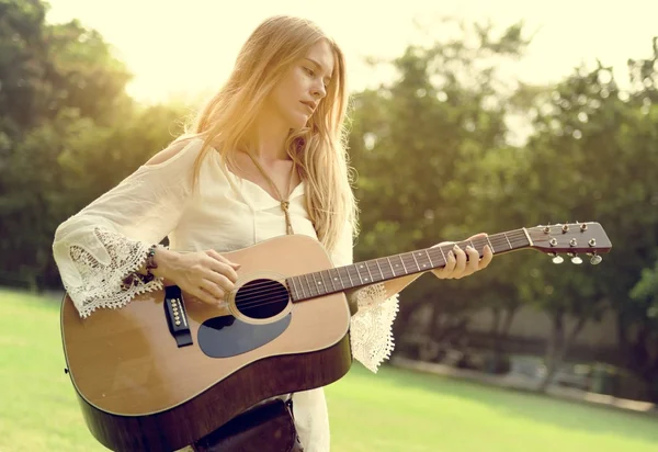 Žena hrající na akustickou kytaru — Stock fotografie
