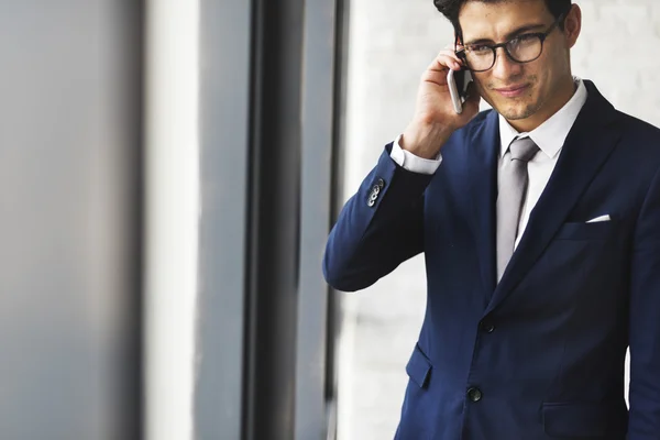 Homem de negócios falando no celular — Fotografia de Stock