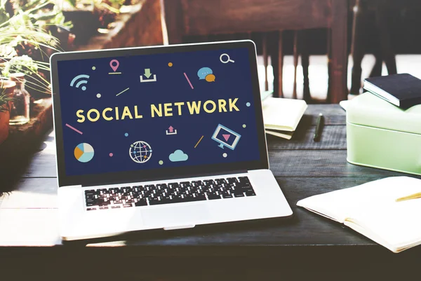 Laptop con concetto di social network — Foto Stock