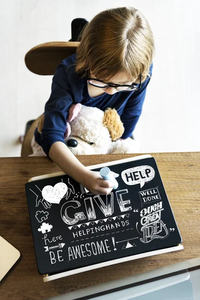 Menina desenho no quadro — Fotografia de Stock