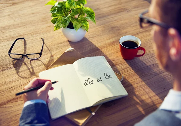 Hombre de negocios escribiendo en cuaderno —  Fotos de Stock