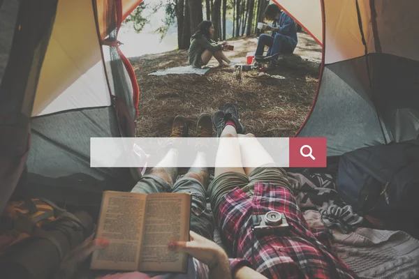 Amigos relaxando na tenda — Fotografia de Stock