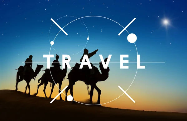 男子骑着骆驼穿越沙漠 — 图库照片