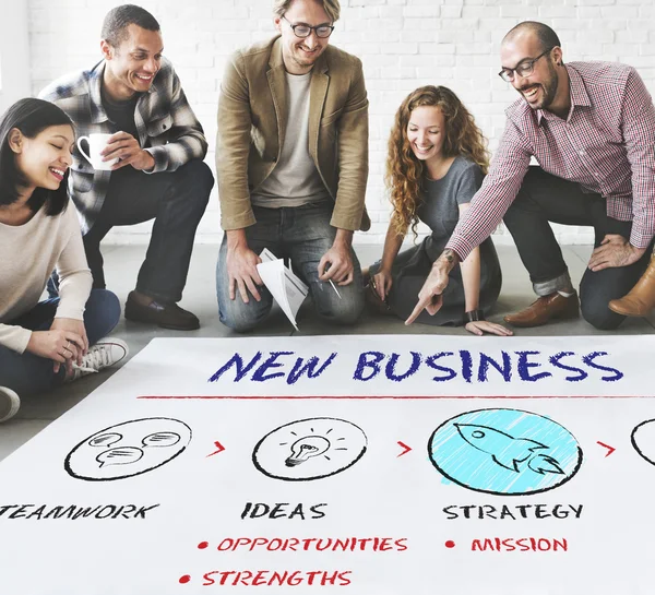 Ontwerpers werken met poster en nieuwe business — Stockfoto