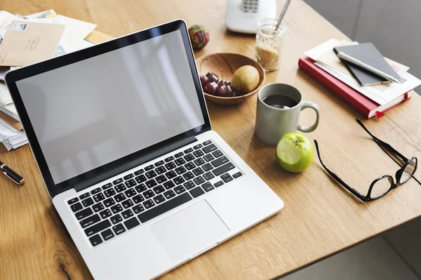 Laptop met informatie op scherm — Stockfoto