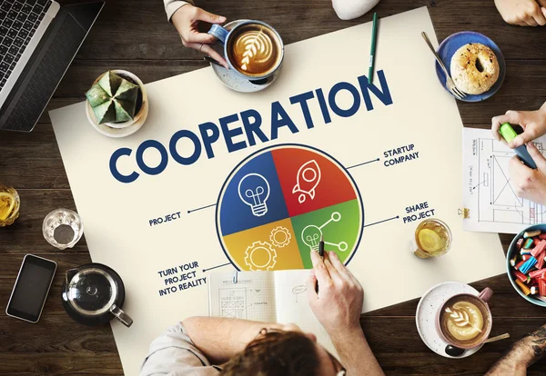 Tisch mit Poster mit Kooperation — Stockfoto