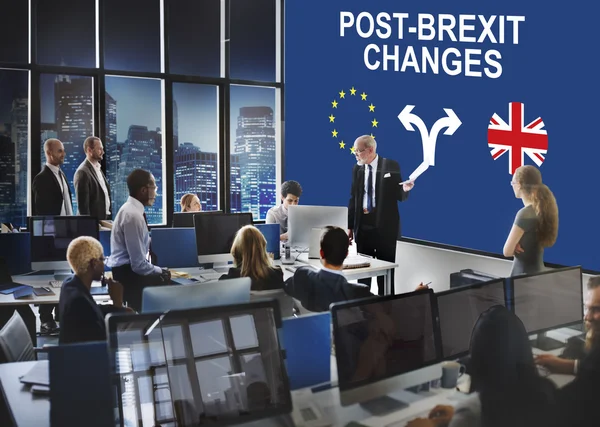 Affärsmän som arbetar och Post-Brexit förändringar — Stockfoto