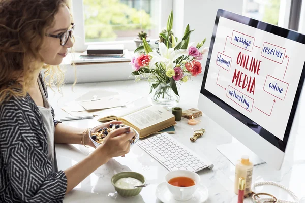 Femme au bureau travaillant avec un ordinateur — Photo