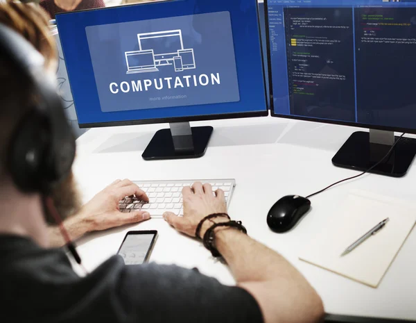 Бизнесмен, работающий на компьютере с вычислениями — стоковое фото