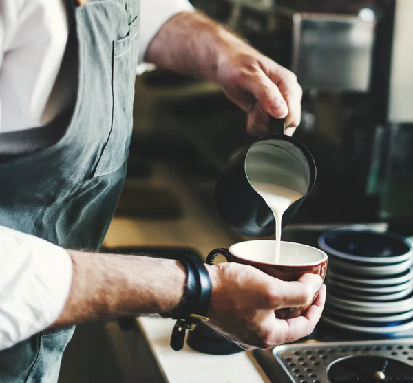 Barista provedení cappucino káva — Stock fotografie