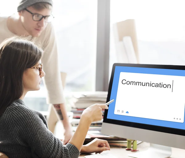 Femme montrant sur moniteur avec communication — Photo