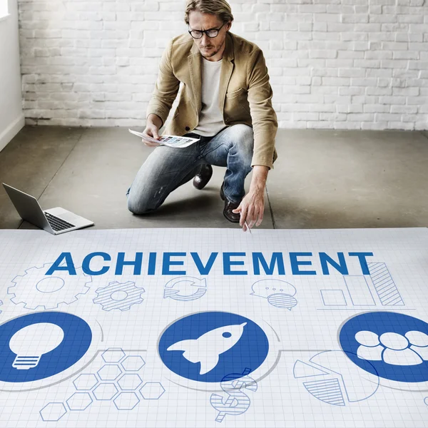 Zakenman die werken met Achievemen — Stockfoto