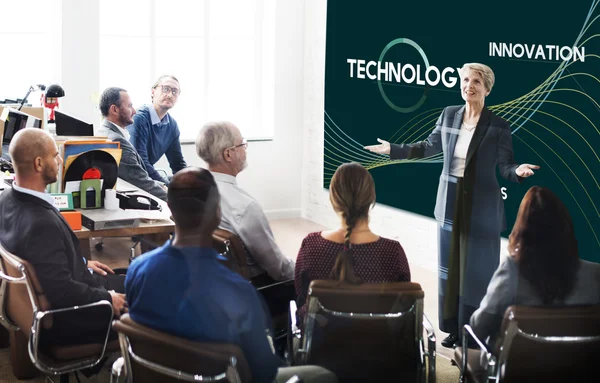 Compañeros de negocios trabajando juntos — Foto de Stock