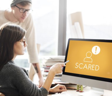 Scared ile monitörde gösterilen kadın