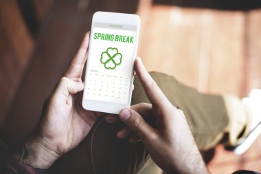 Cep telefonu kullanan adam