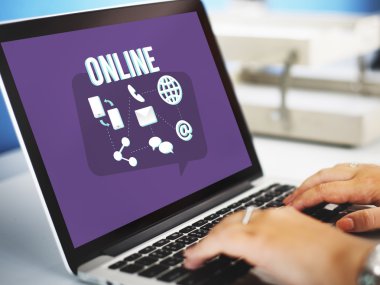 Dizüstü bilgisayarda yazan kadın klavyesi