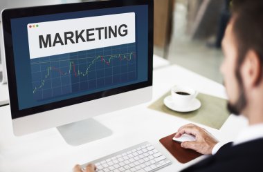 bilgisayarla çalışma iş adamı