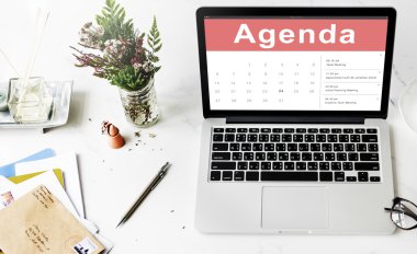 ekrandaki bilgileri ile dizüstü bilgisayar