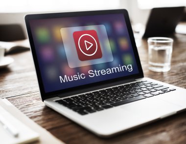 çalışma alanı tablo üstünde laptop  