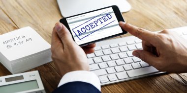 Cep telefonu kullanan adam